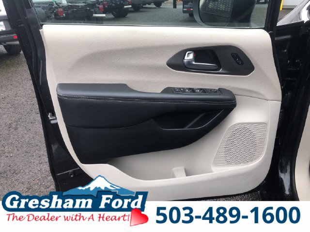 Used 2023 Chrysler Pacifica Touring-L FWD image 16