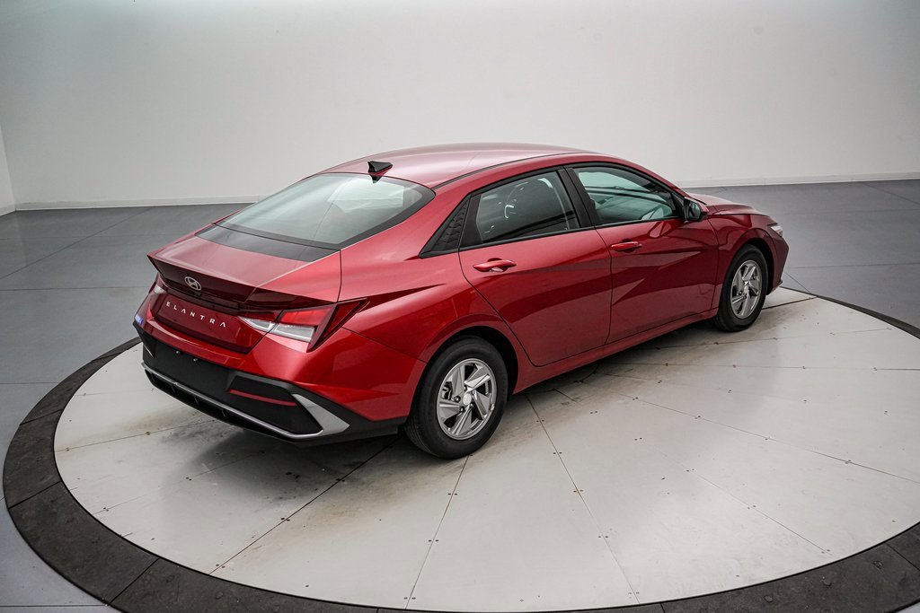 Used 2025 Hyundai Elantra SE image 5