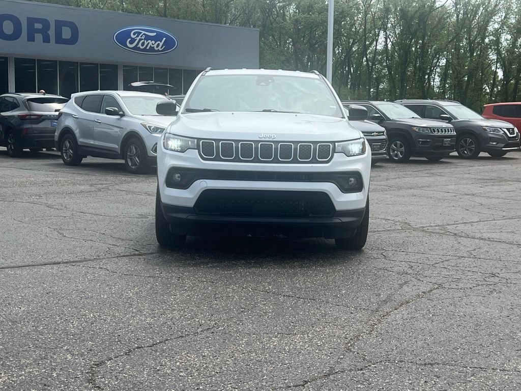 Used 2024 Jeep Compass Latitude AWD/4WD image 2