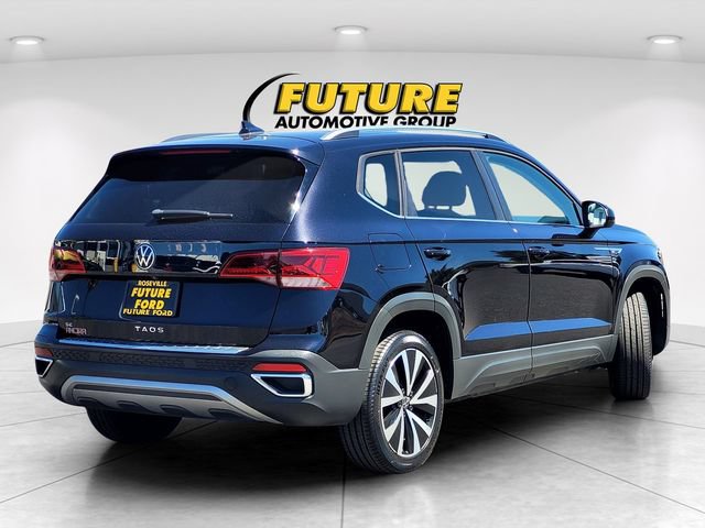 Used 2022 Volkswagen Taos SE w/ Panoramic Sunroof Package FWD image 4