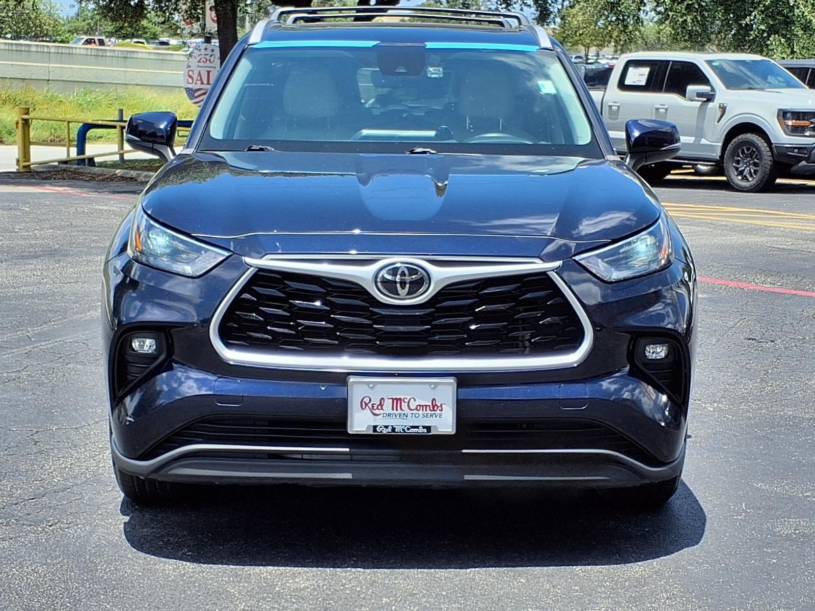 Used 2023 Toyota Highlander XLE FWD image 2