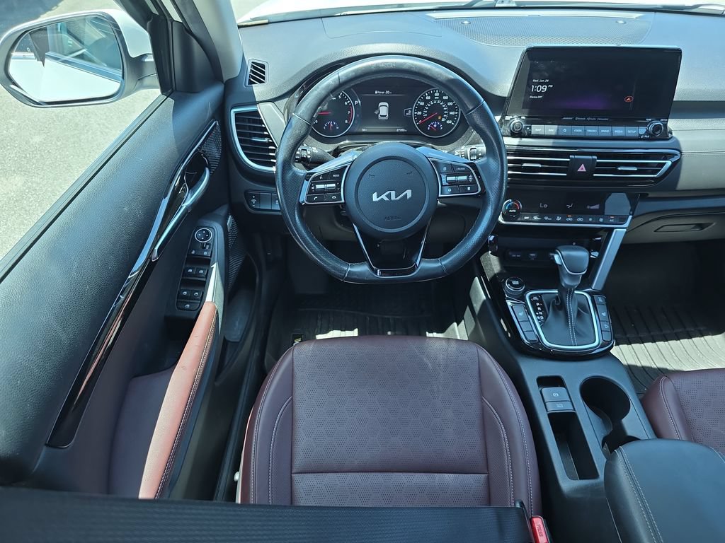 Used 2023 Kia Seltos SX w/ SX Sunroof Package AWD/4WD image 14