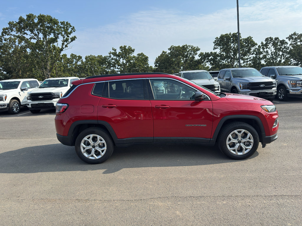 Used 2025 Jeep Compass Latitude AWD/4WD image 4