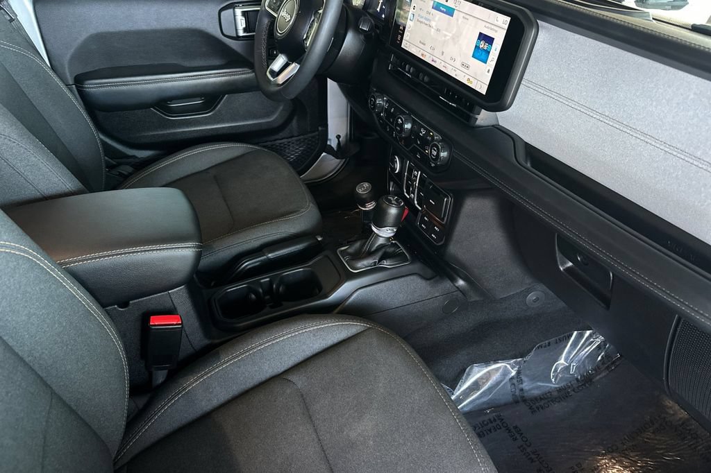 Used 2024 Jeep Wrangler Unlimited Sahara AWD/4WD image 18