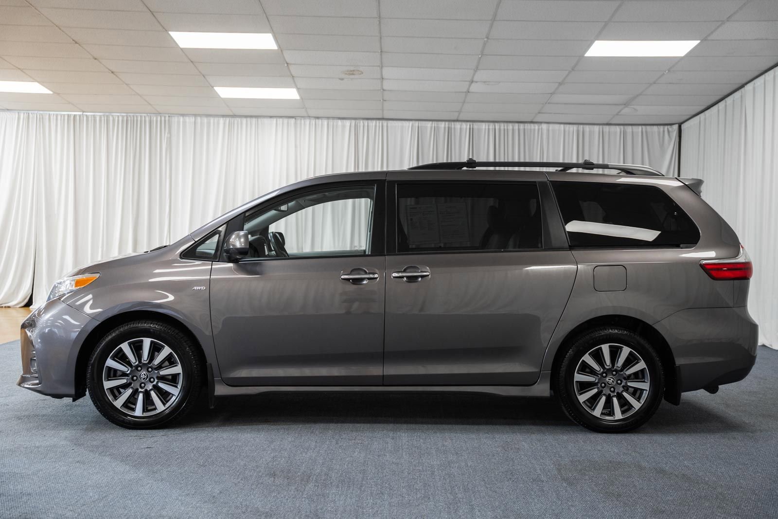 Used 2020 Toyota Sienna XLE w/ XLE Navigation Package image 5