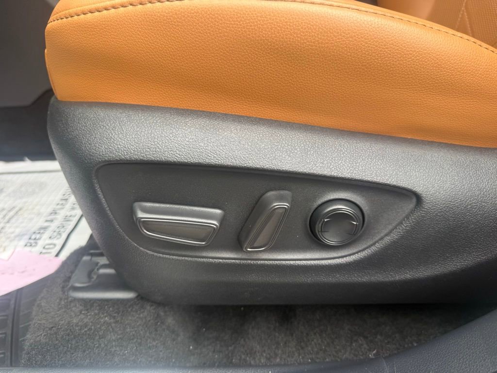 Used 2025 Toyota Highlander Platinum AWD/4WD image 14