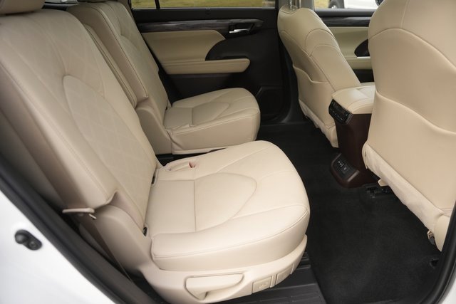 Used 2022 Toyota Highlander Platinum image 16