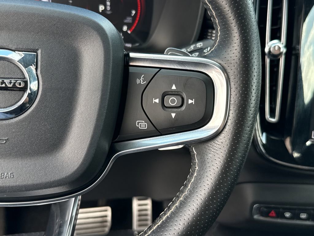 Used 2020 Volvo XC40 T5 R-Design image 16