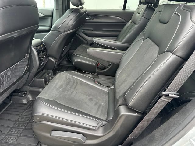 Used 2025 Jeep Grand Cherokee L Altitude AWD/4WD image 14