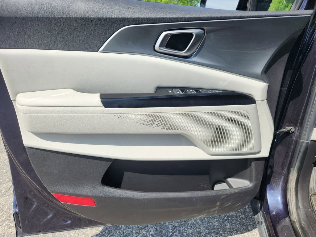 Used 2023 Kia Carnival LX image 22