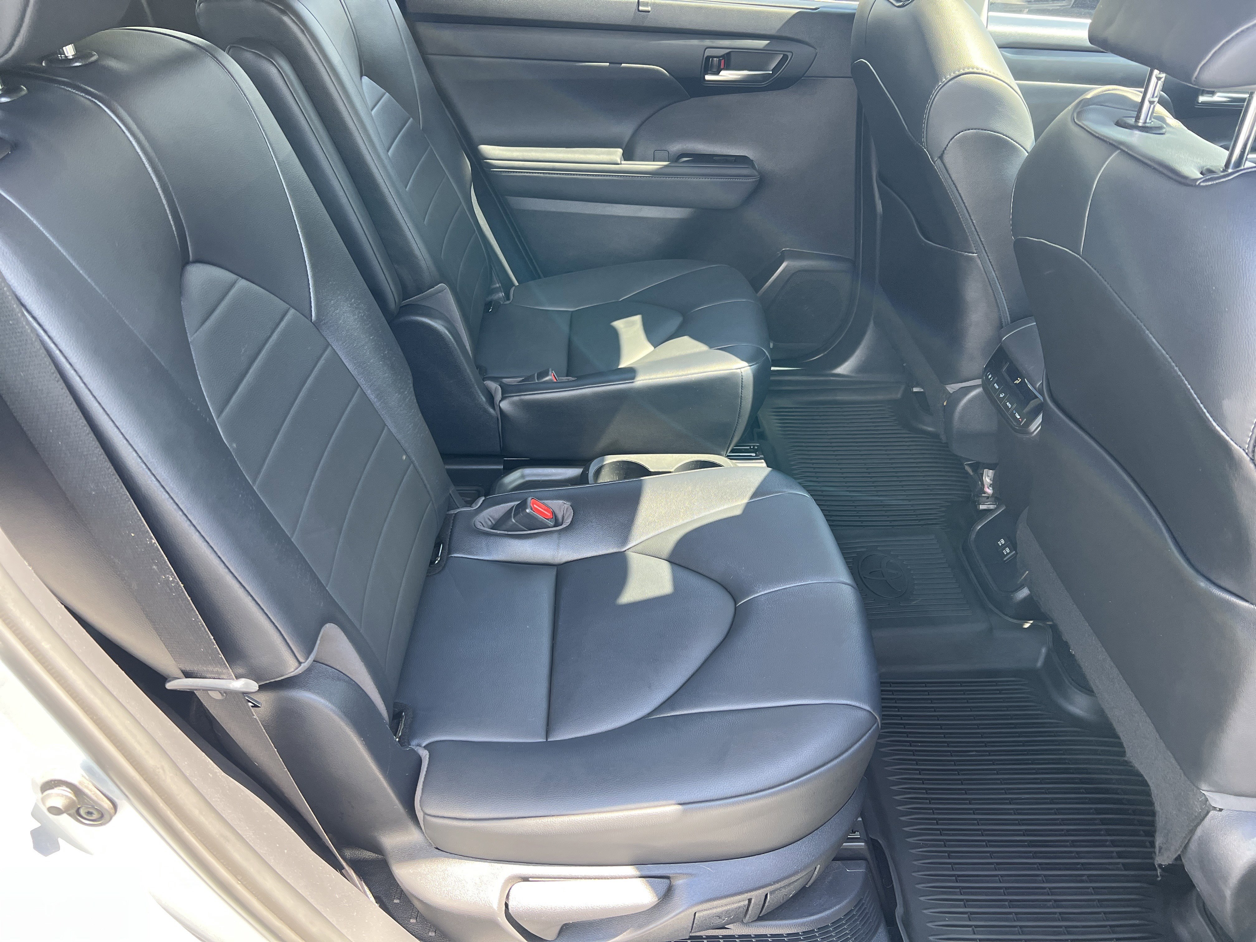 Used 2021 Toyota Highlander XLE AWD/4WD image 18