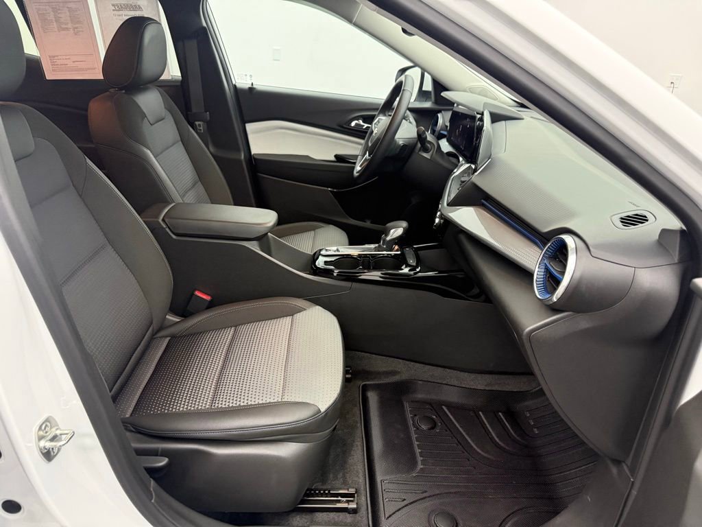 Used 2025 Chevrolet Trax LT w/ Driver Confidence Package image 25