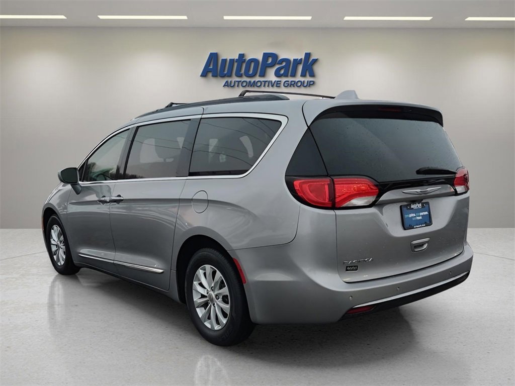 Used 2017 Chrysler Pacifica Touring-L image 3