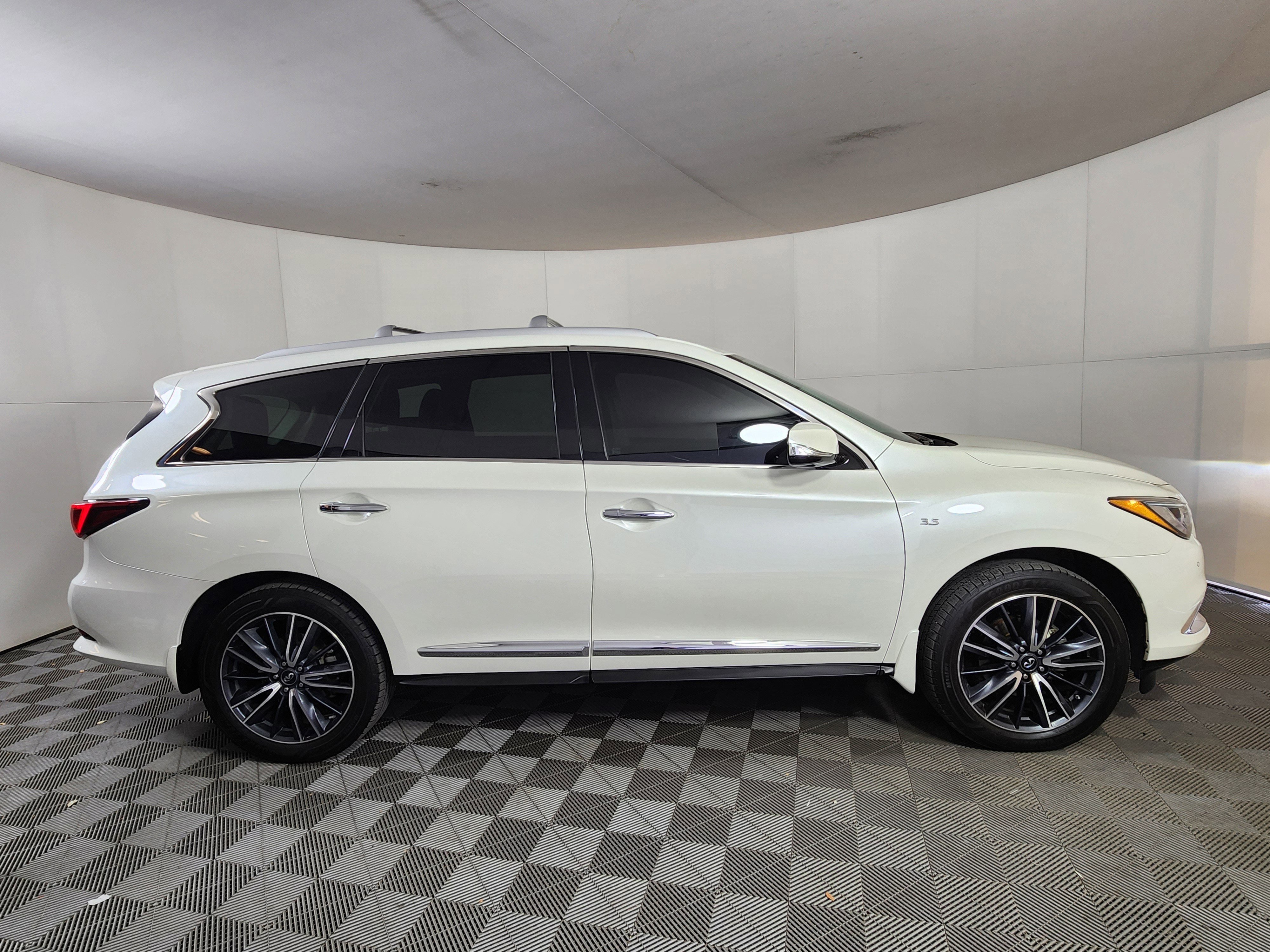 Used 2017 INFINITI QX60 Luxe w/ Deluxe Technology Package image 6