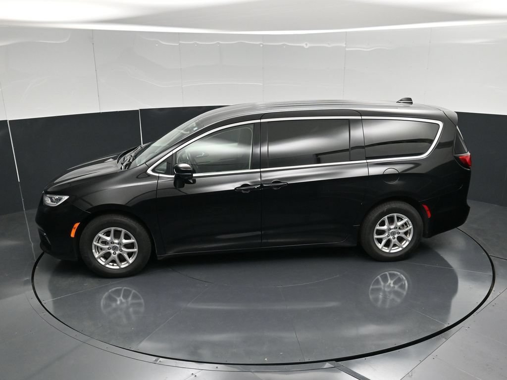 Used 2024 Chrysler Pacifica Touring-L FWD image 45