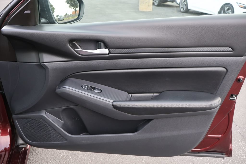 Used 2025 Nissan Altima 2.5 SV FWD image 16