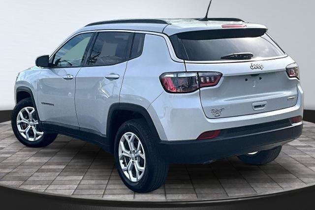 Used 2024 Jeep Compass Latitude AWD/4WD image 2