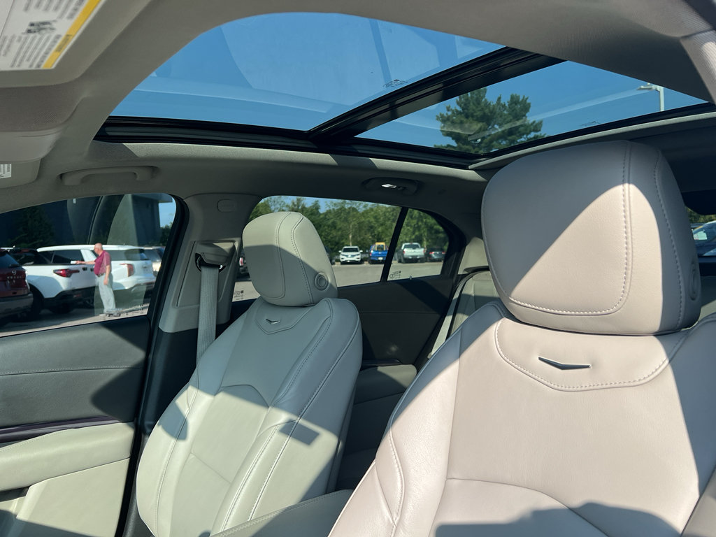 Used 2023 Cadillac XT4 Luxury w/ Cold Weather Package FWD image 12