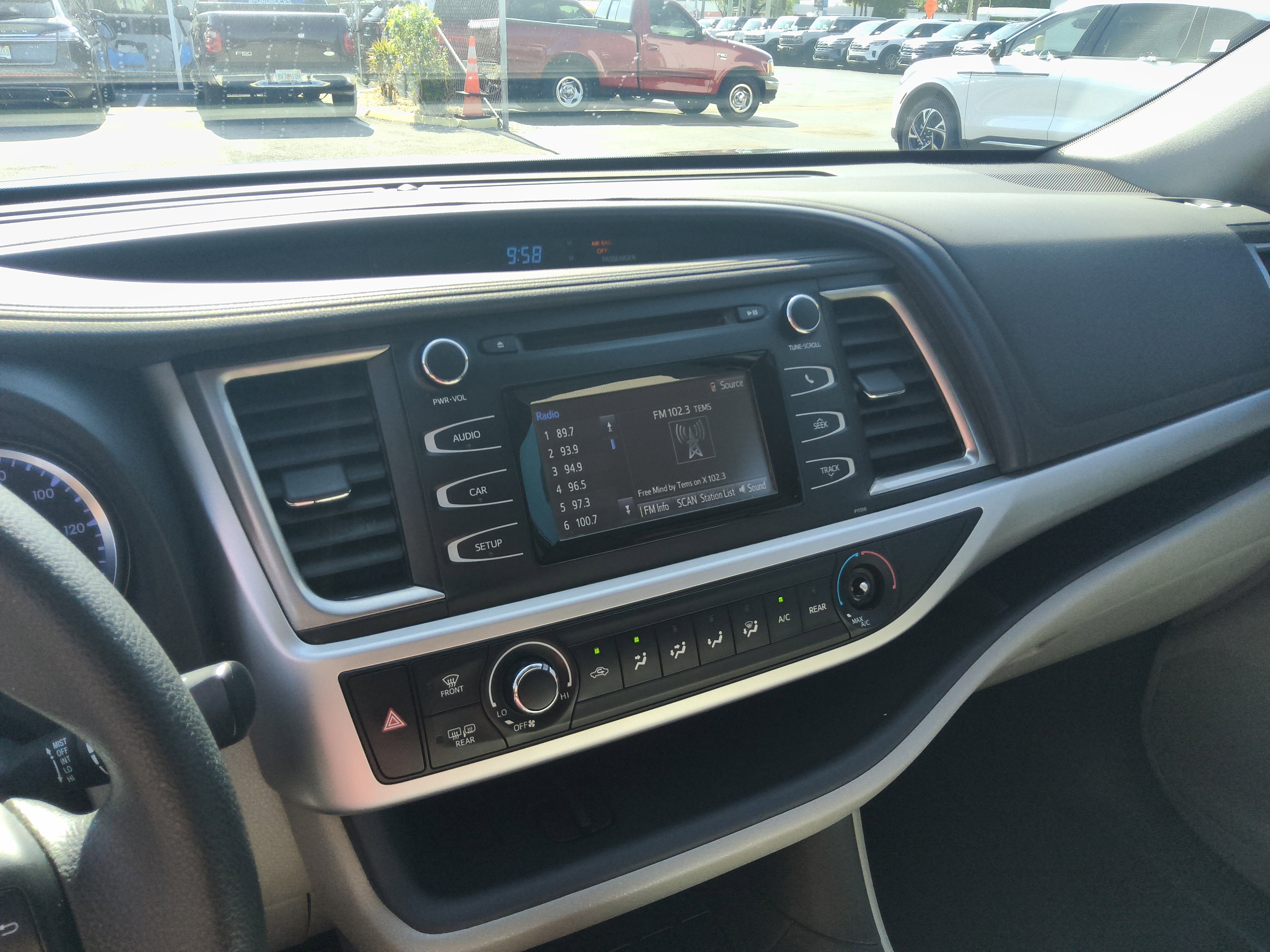 Used 2018 Toyota Highlander LE FWD image 34