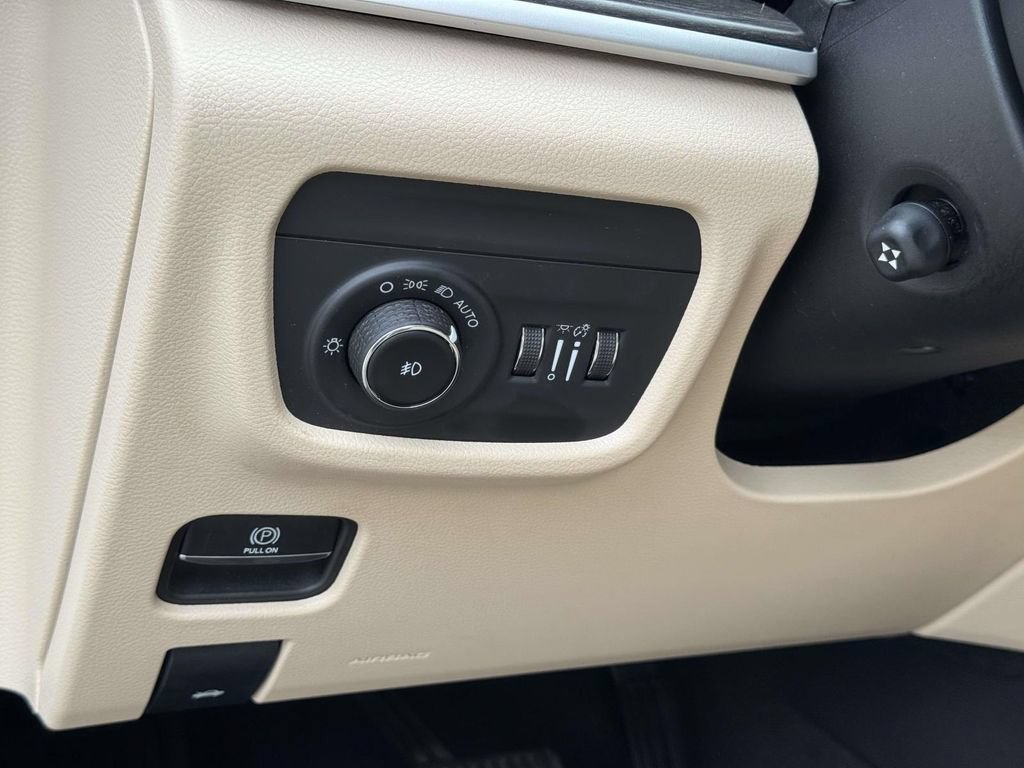 Used 2022 Jeep Grand Cherokee L Limited w/ Luxury Tech Group II AWD/4WD image 10