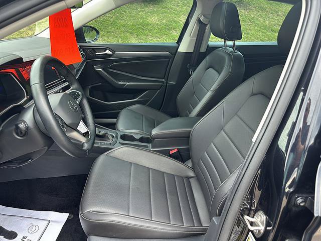 Used 2023 Volkswagen Jetta SE w/ Panoramic Sunroof Package FWD image 11