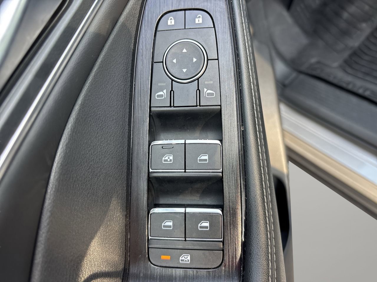 Used 2025 Nissan Rogue Platinum w/ Platinum Premium Package image 17