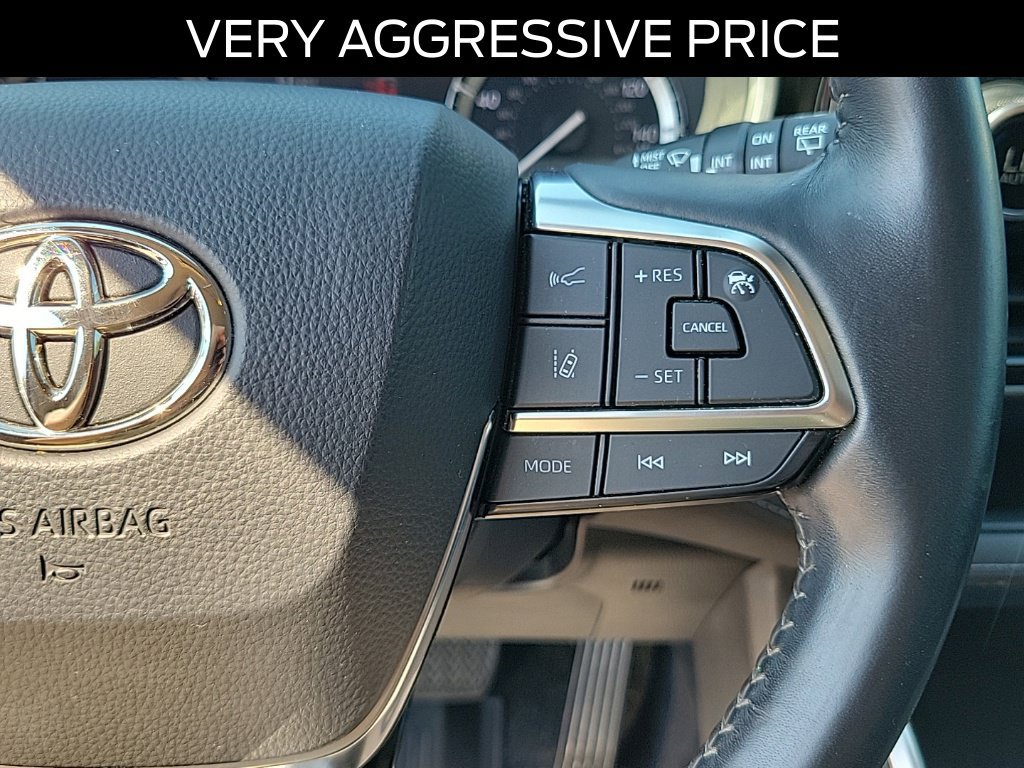 Used 2021 Toyota Highlander XLE AWD/4WD image 25