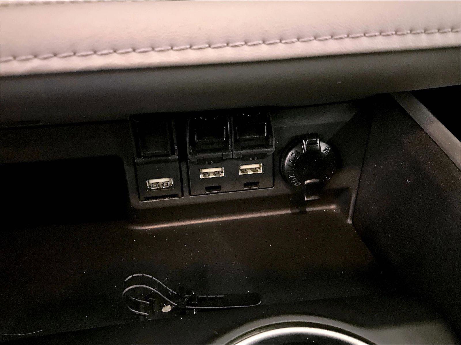 Used 2020 Toyota Highlander XLE AWD/4WD image 32