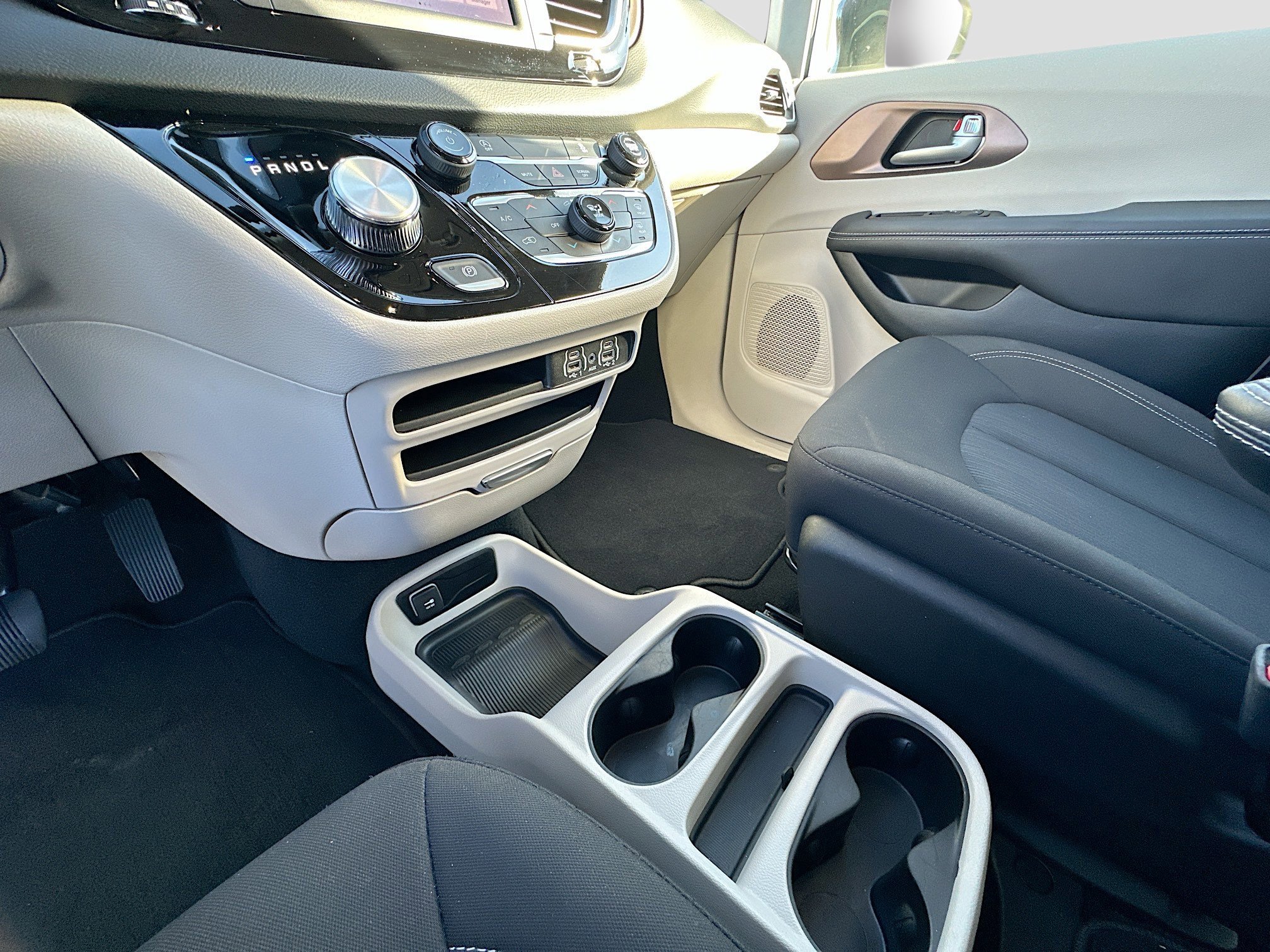 Used 2024 Chrysler Voyager LX image 31