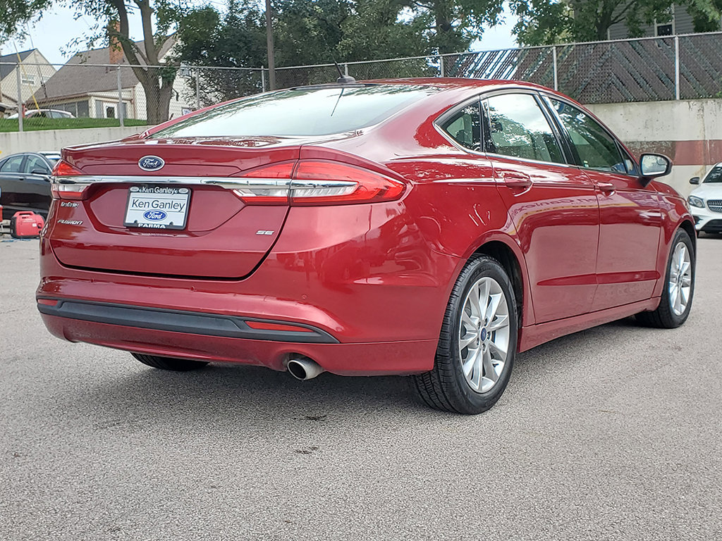 Certified 2017 Ford Fusion SE w/ Fusion SE Technology Package FWD image 5
