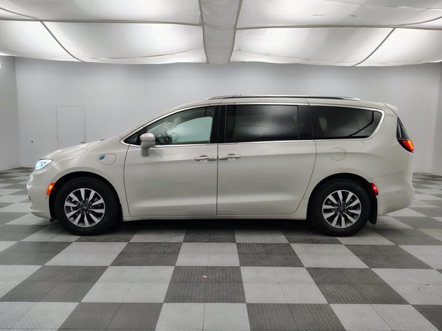 Used 2021 Chrysler Pacifica Touring-L w/ Uconnect Theater Family Group FWD image 5