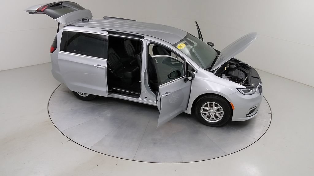 Used 2026 Chrysler Pacifica Select FWD image 45