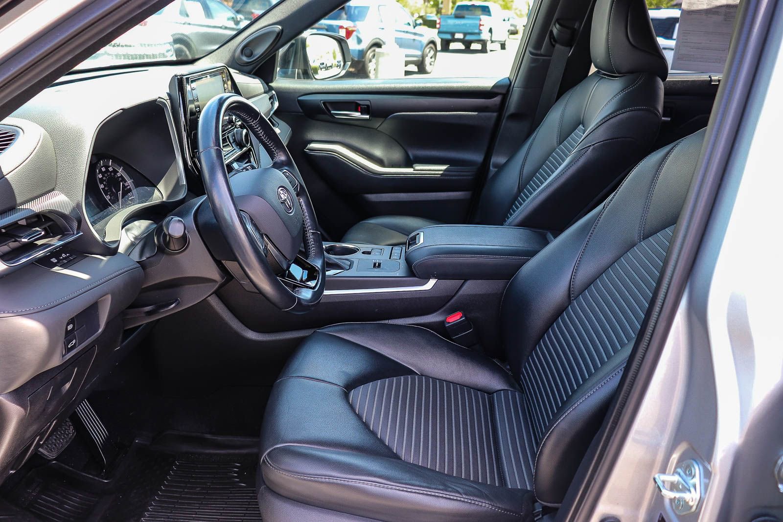 Used 2021 Toyota Highlander XSE FWD image 18