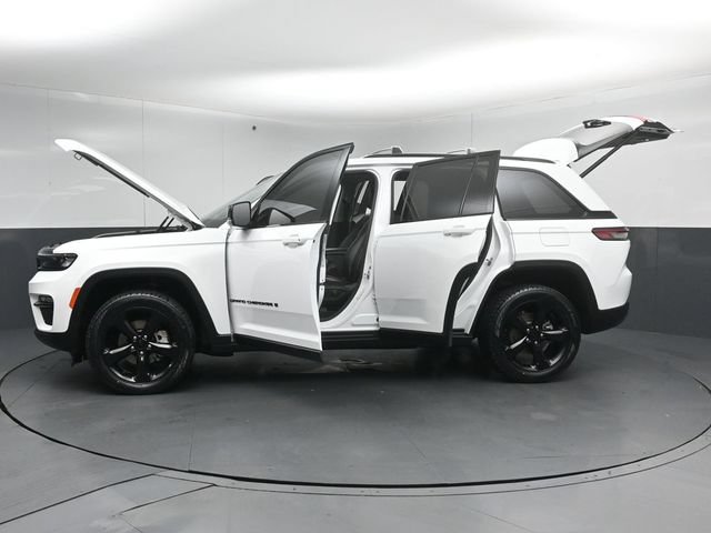 Used 2023 Jeep Grand Cherokee Limited w/ Black Appearance Package AWD/4WD image 55