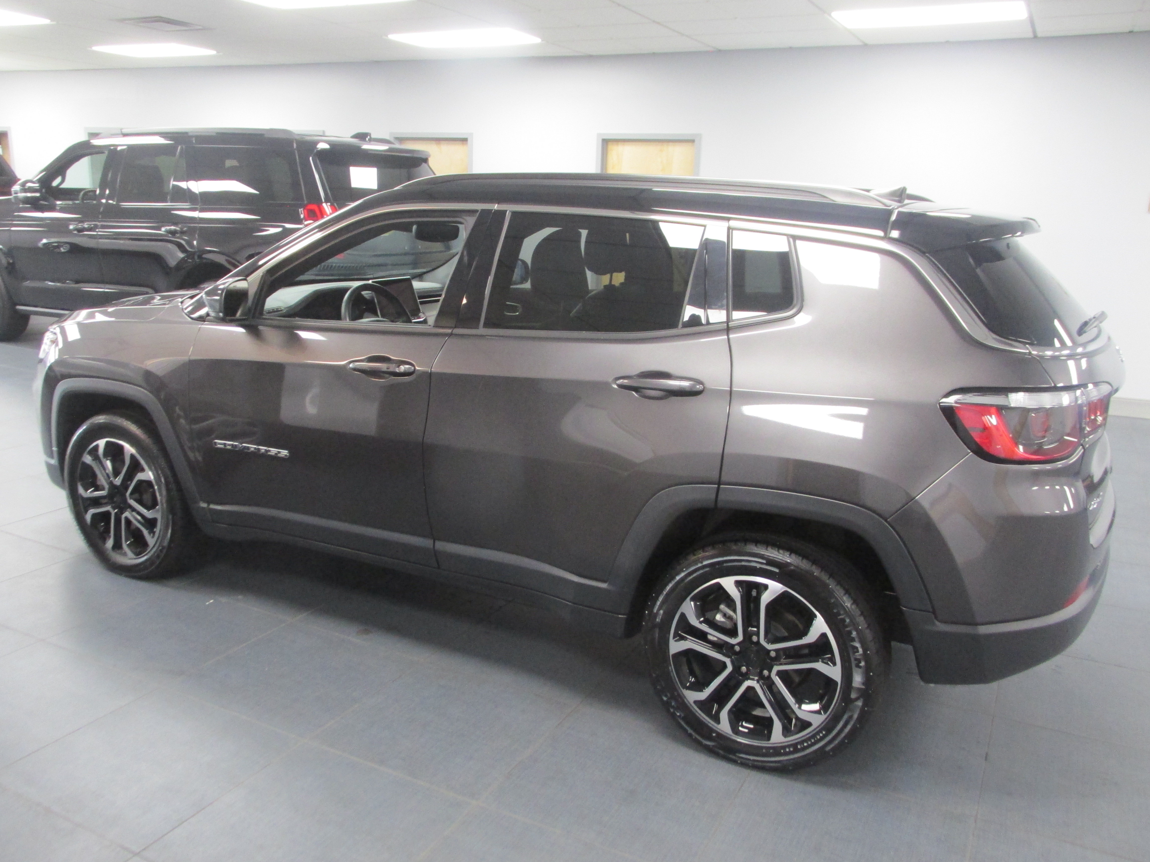 Used 2024 Jeep Compass Limited AWD/4WD image 8