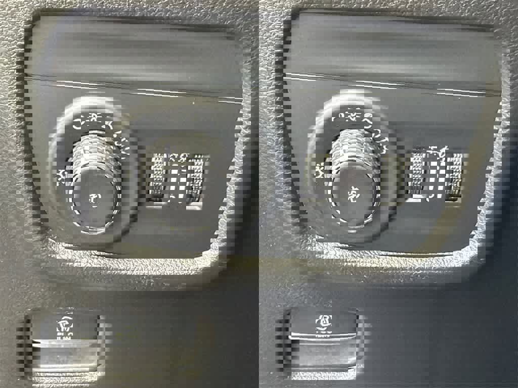 Used 2023 Jeep Grand Cherokee Summit w/ Luxury Tech Group V image 34