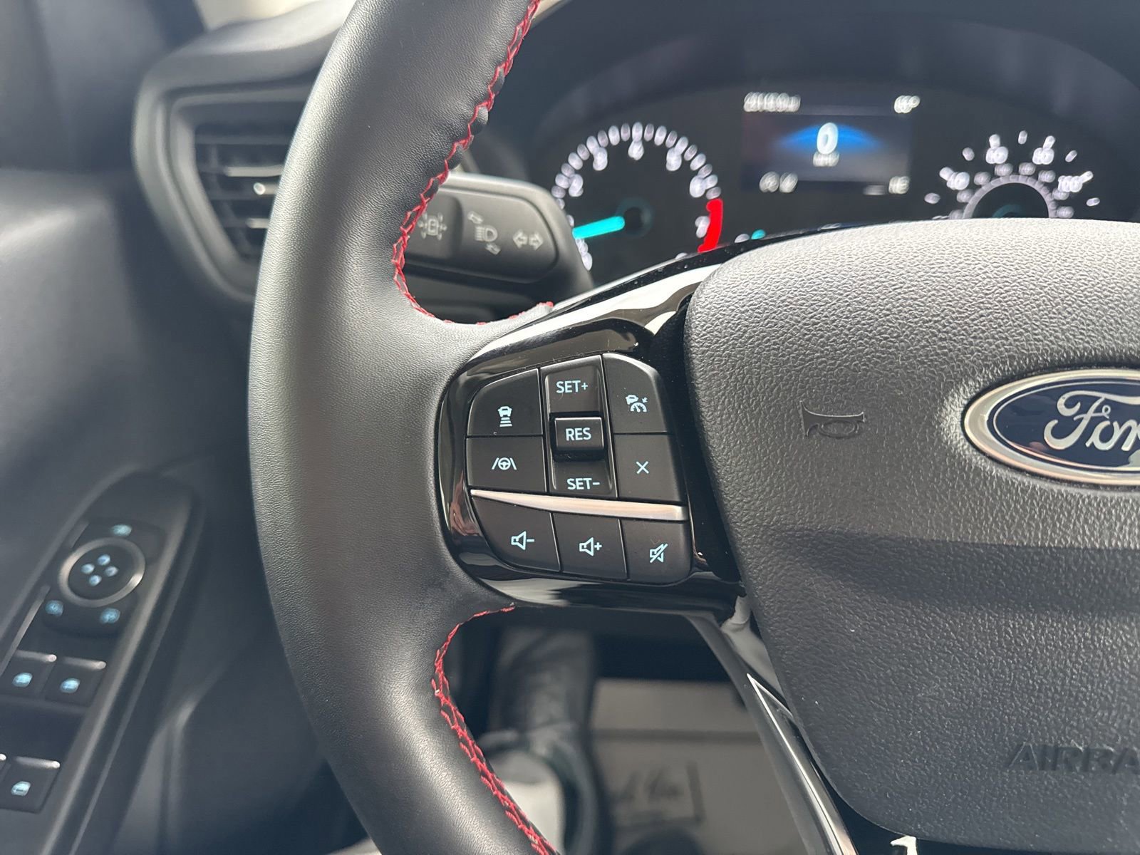 Certified 2022 Ford Escape SEL w/ SEL Stealth AWD Package image 29