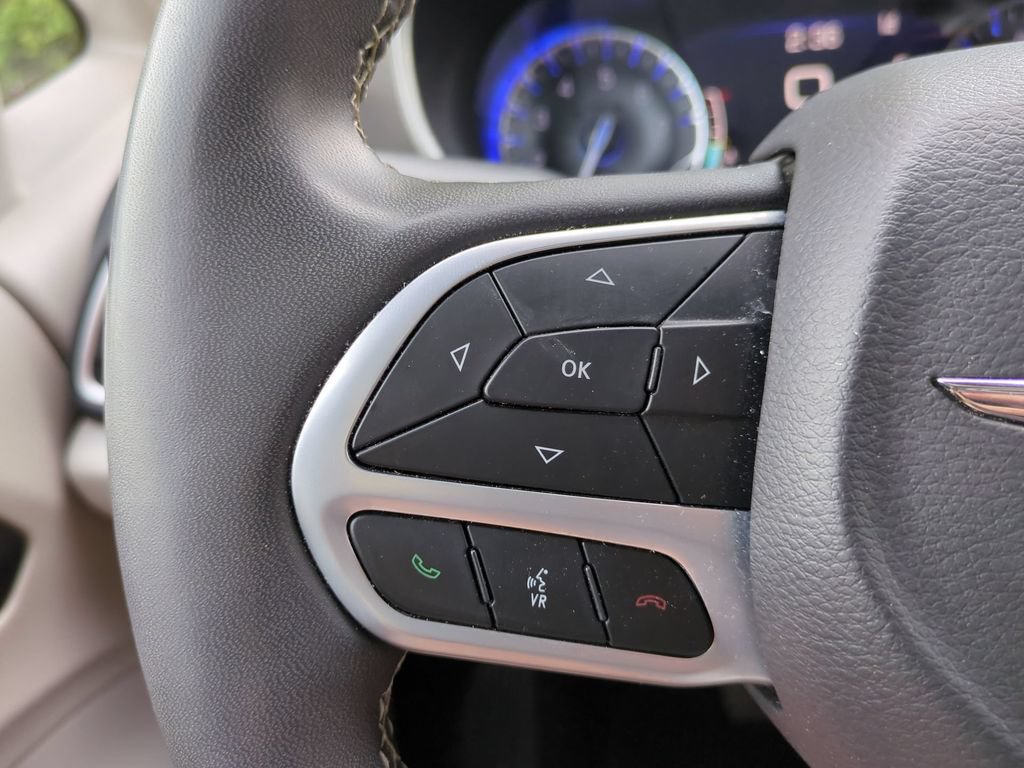Used 2023 Chrysler Pacifica Touring-L FWD image 28