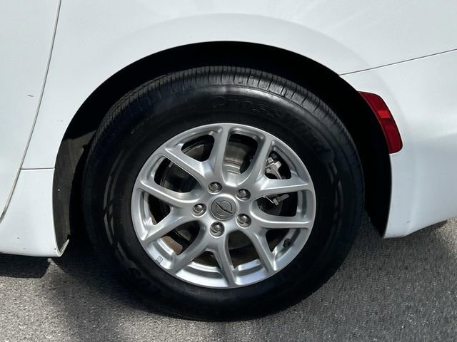 Used 2022 Chrysler Pacifica Touring-L FWD image 13
