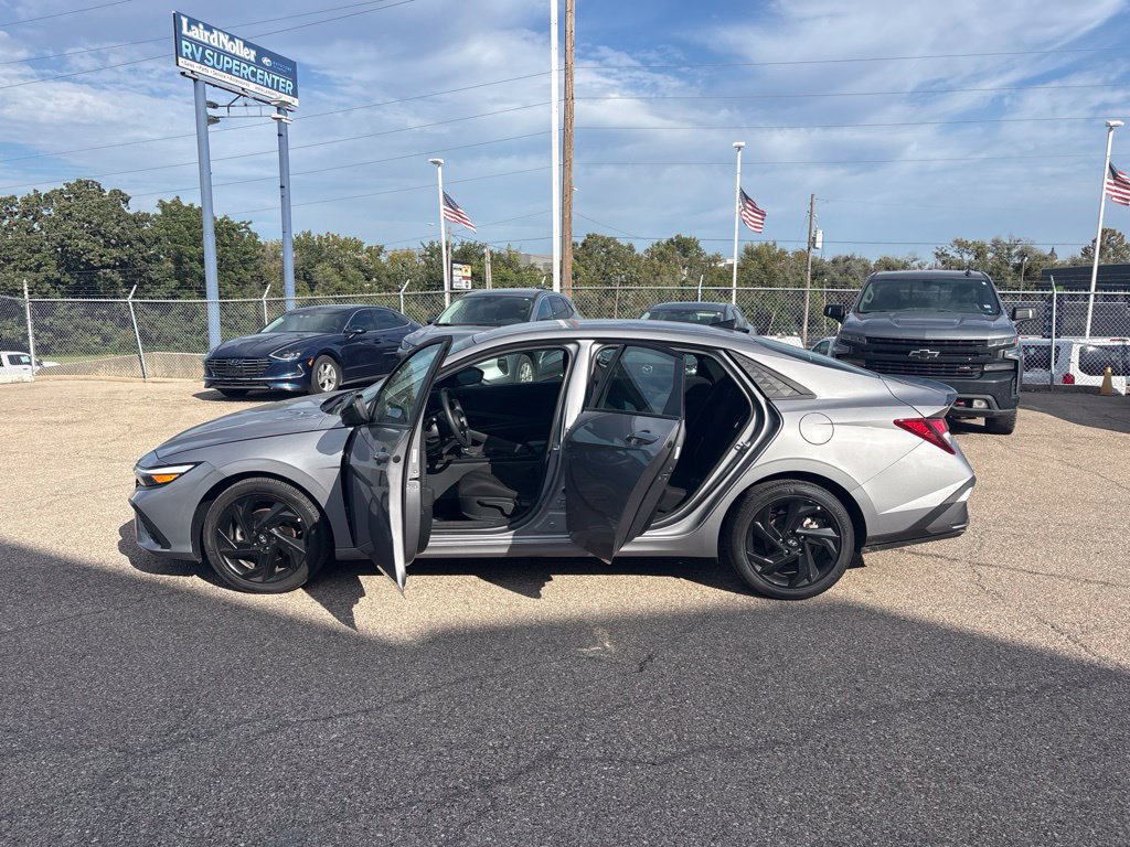 Used 2026 Hyundai Elantra Sport FWD image 4