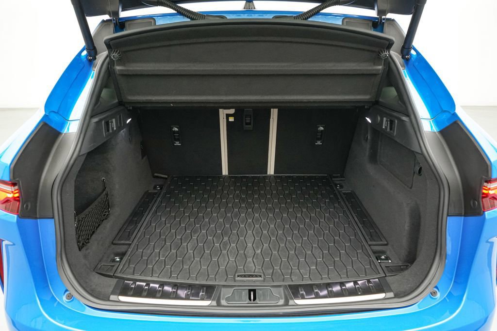 Used 2023 Jaguar F-PACE SVR image 34