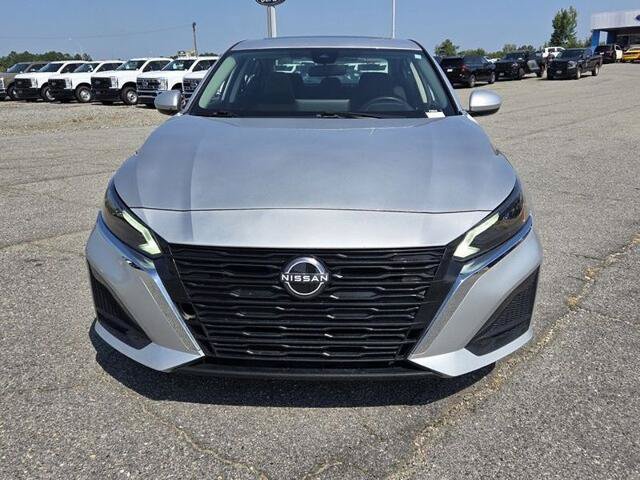 Used 2023 Nissan Altima 2.5 SV w/ SV Premium Package FWD image 2