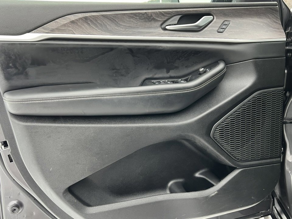 Used 2023 Jeep Grand Cherokee Limited w/ Luxury Tech Group II image 18