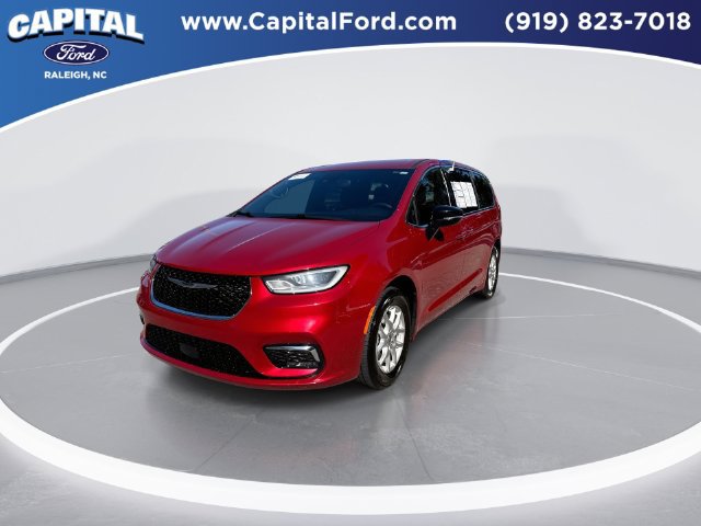 Used 2025 Chrysler Pacifica Select FWD image 4