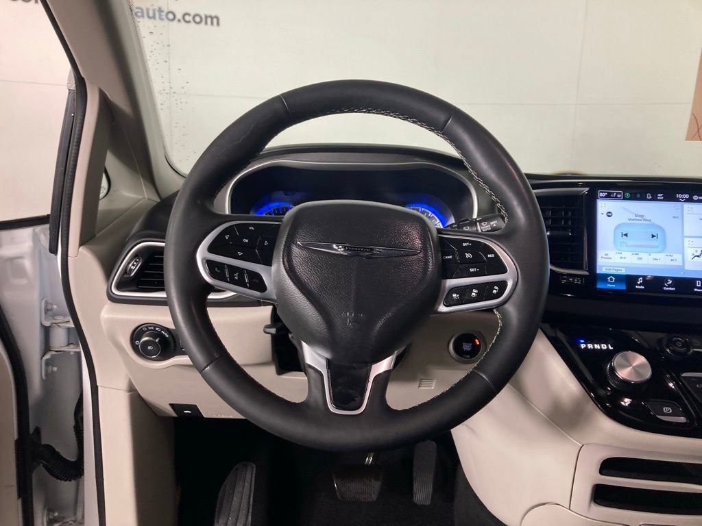 Used 2024 Chrysler Pacifica Touring-L image 8