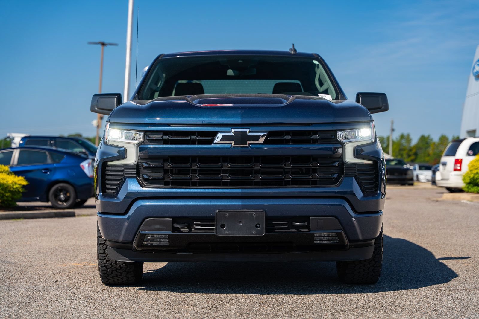 Used 2023 Chevrolet Silverado 1500 RST AWD/4WD image 2