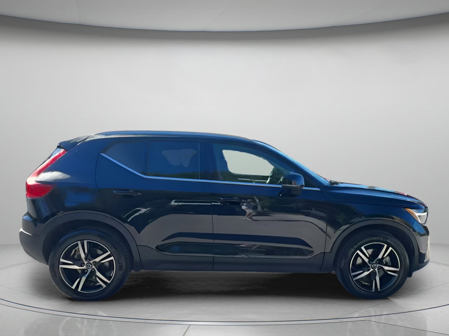 Used 2025 Volvo XC40 B5 Core image 23