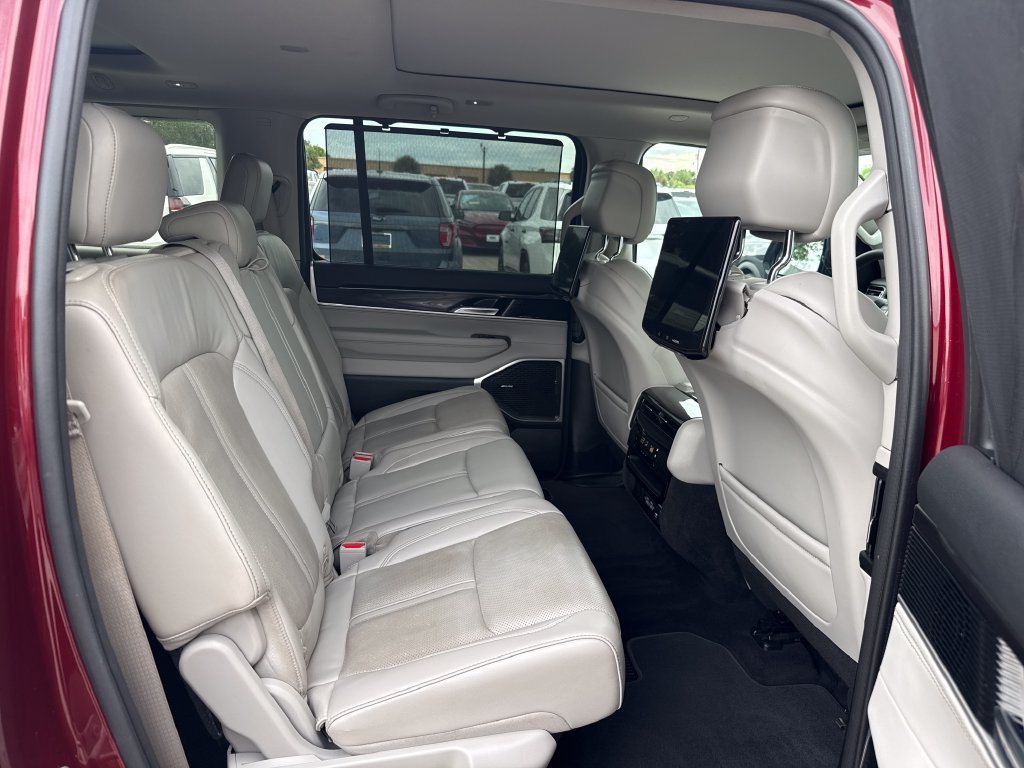 Used 2023 Jeep Wagoneer 2WD w/ Premium Group I image 27