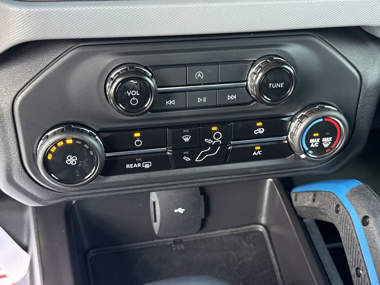 Certified 2024 Ford Bronco Black Diamond image 23