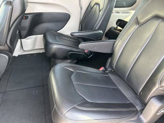 Used 2023 Chrysler Pacifica Touring-L FWD image 14